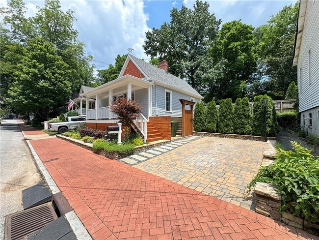 Photo - 140 Short St SE