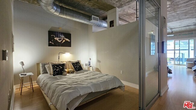 645 W 9th St