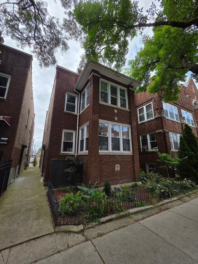 Building Photo - 3249 W Wilson Ave