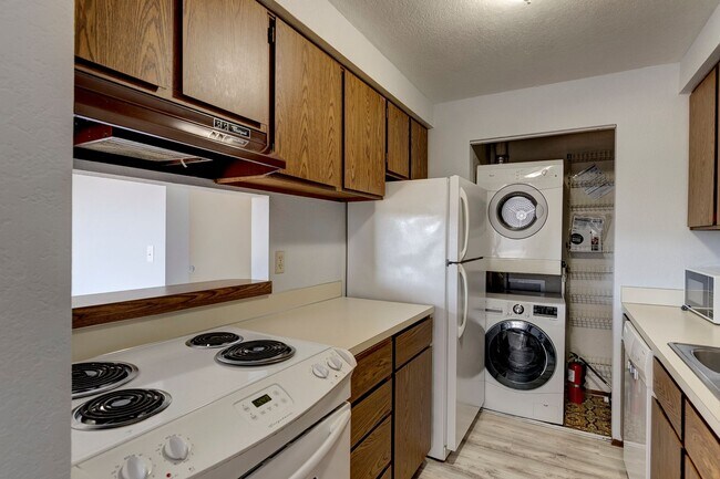 Photo - Charming 2-Bedroom Condo with Balcony – Prime Location!