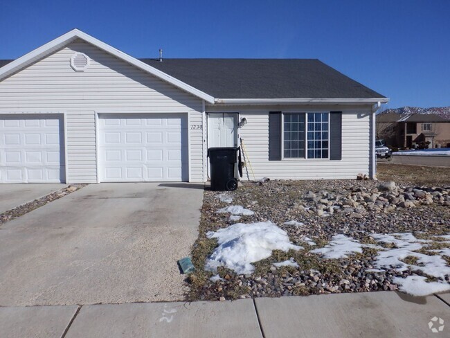 Building Photo - 3 Bedroom, 2 Bathroom Twin Home