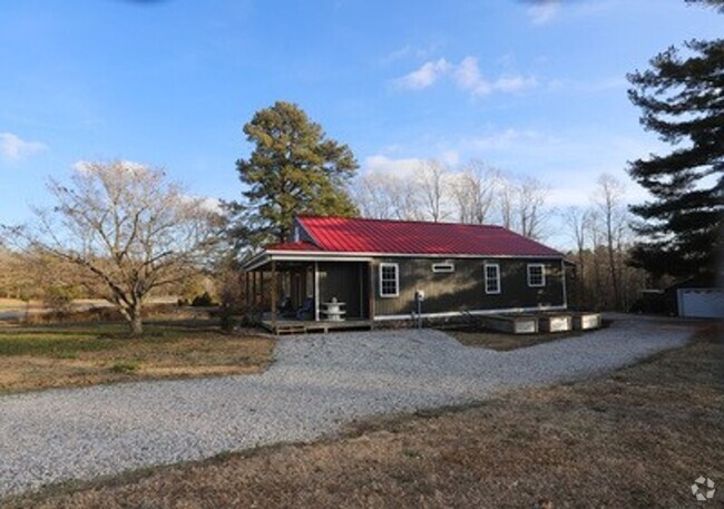 Building Photo - The red roof is calling you home!  Farmett...