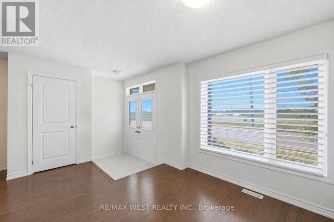 Photo - 55 Holyrood Cres