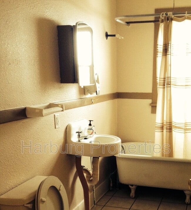 Photo - 2515 Broadway St