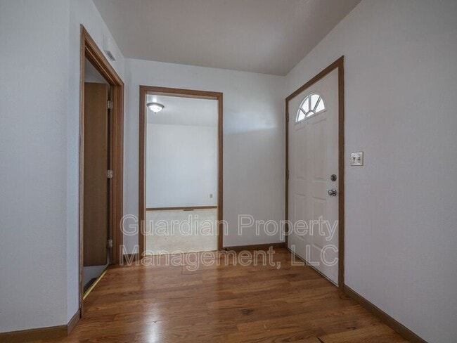 Photo - 718 E 5th St