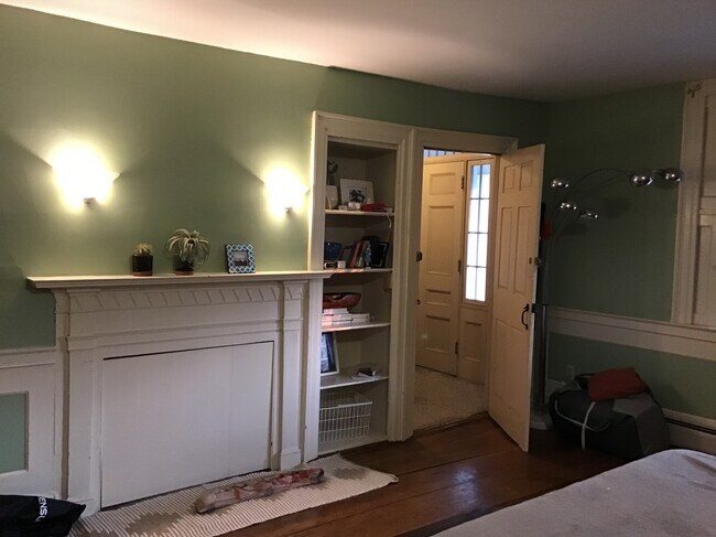 Apt 2 main room - 552 Mammoth Rd Unit APT 2