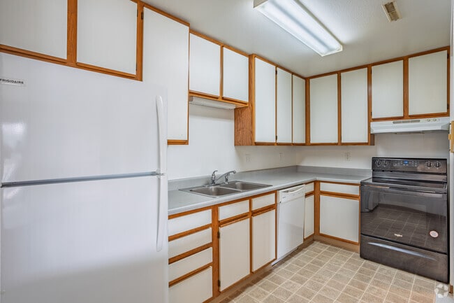 2BR, 2BA - 816SF - Kitchen - Timbercreek Apartments
