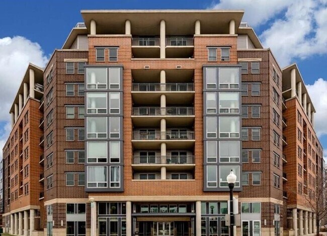 437 W Division St Unit 806