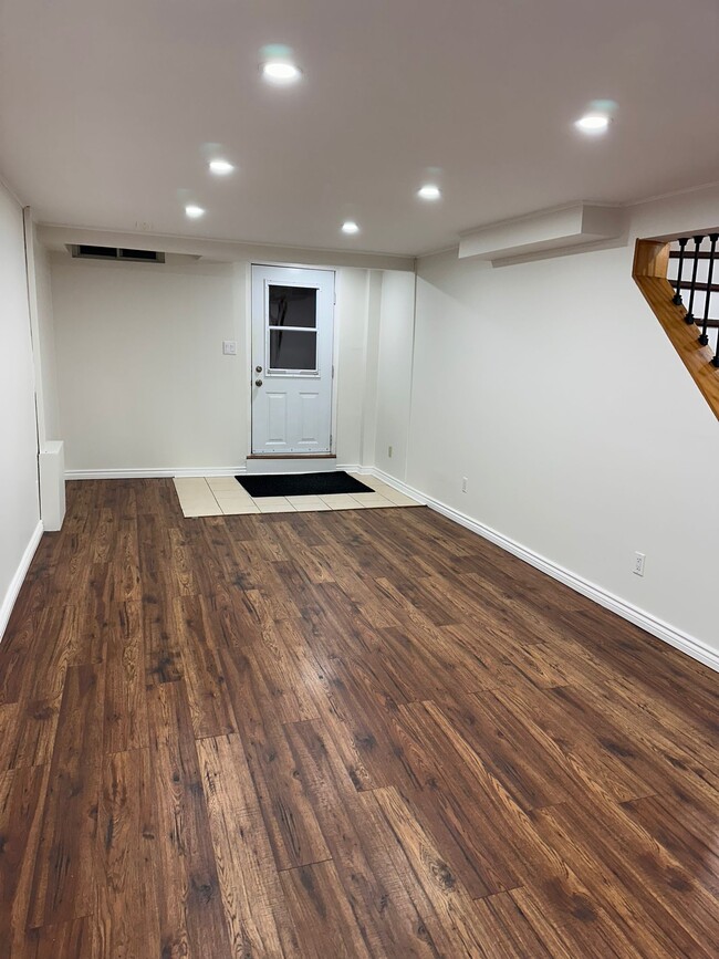 Building Photo - 7 Empson Crt Unit Basement