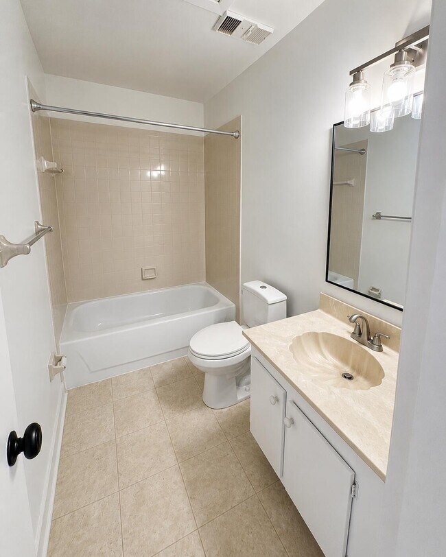 Photo - 612 Executive Center Dr Unidad 207