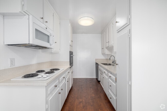 2BR, 2BA - 1,190SF - Kitchen - 2803 Arizona Ave