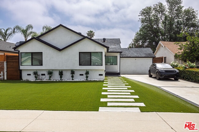 Building Photo - 6610 Farralone Ave Rental