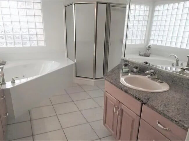 5. Jacuzzi y ducha (con lavabo oeste) - 137 E 755 S