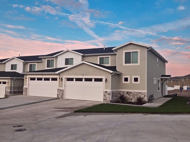 Building Photo - Brand New 3 Bedroom 2.5 Bath with Upscale ... Rental
