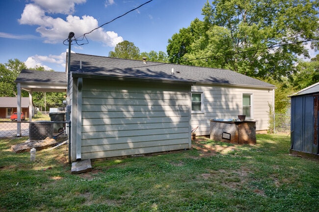Photo - 907 Fairway Dr NW