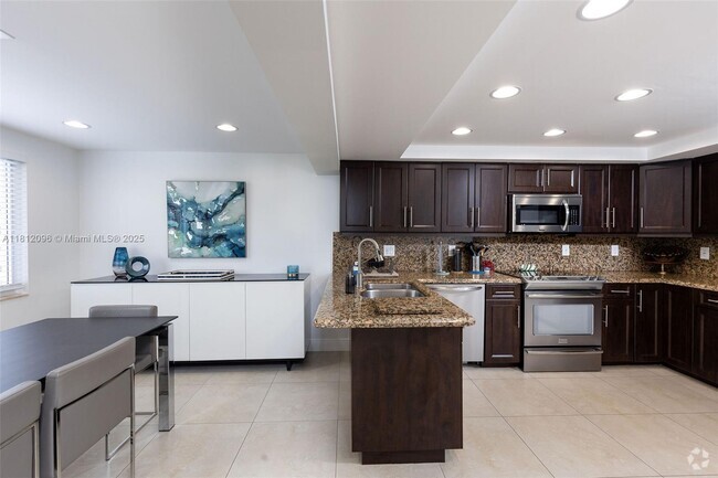 Building Photo - 2601 NE 34th St Rental