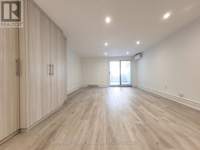 Photo - 18 Coxwell Ave Unit Lower