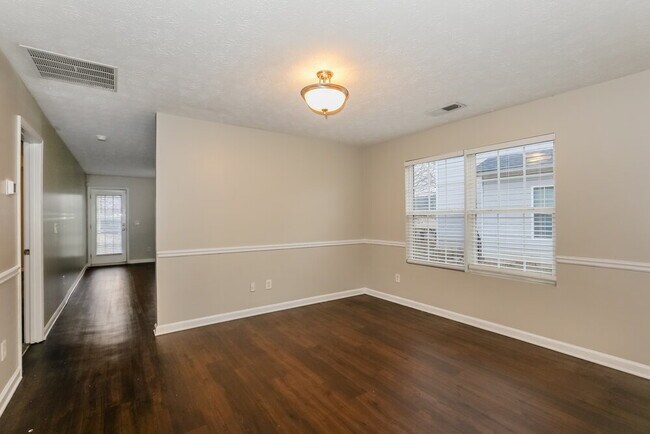 Photo - 717 Douglass Cir