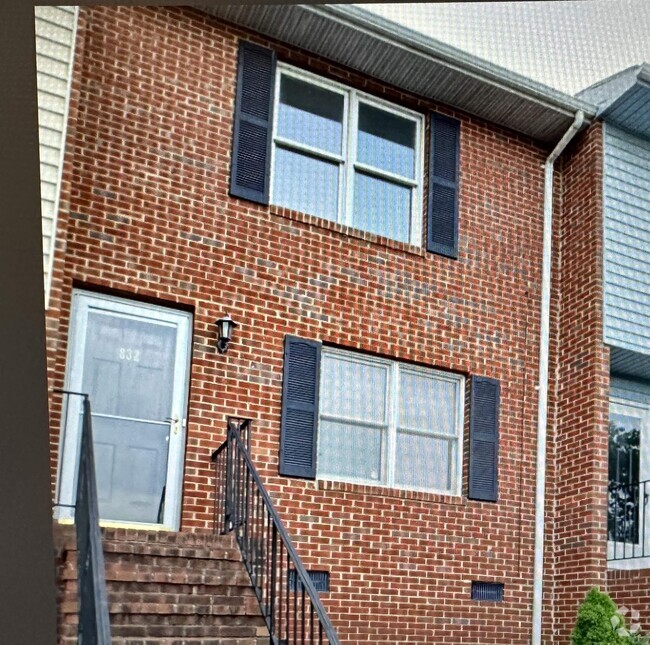 Building Photo - 832 Vine St Rental