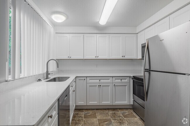 2 habitaciones, 1 baño - 843 pies cuadrados - Cocina - PineWood Commons