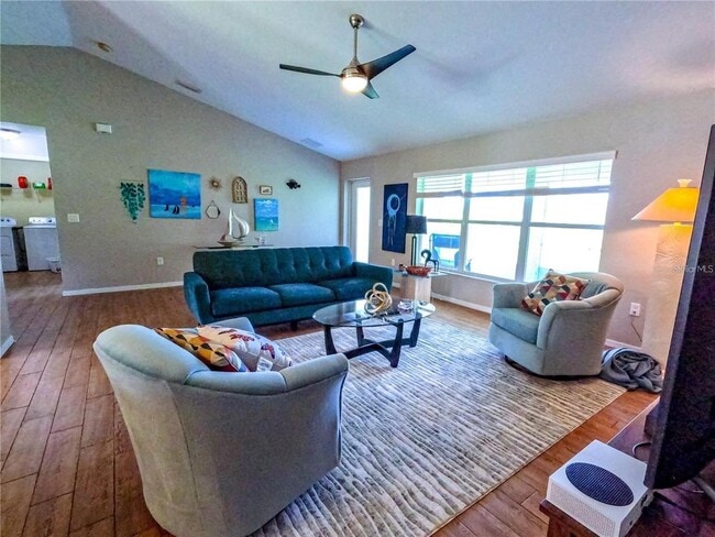 Photo - 421 Londrina Dr