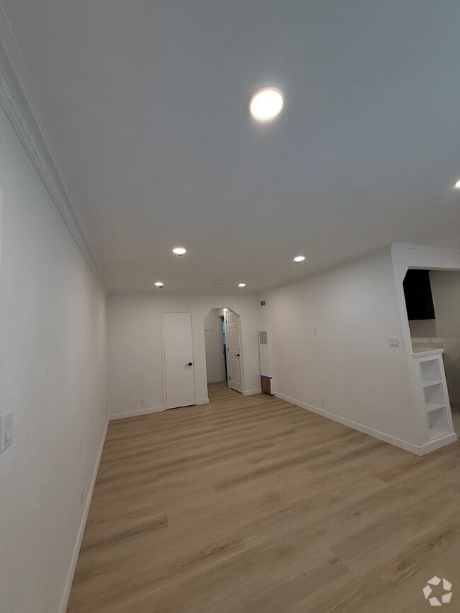 Building Photo - 1229 Larrabee St Rental