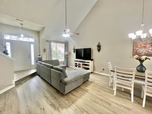 Photo - 1910 Mistral Ln W