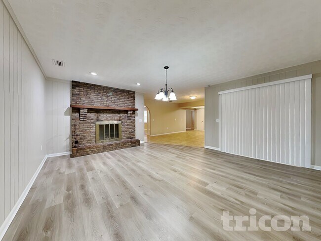 Photo - 806 Bills Cir