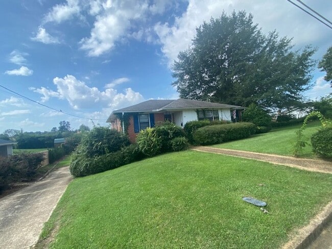 Building Photo - Renovated 3 Bedroom 3 Bath Home with Gameroom/4th Bedroom for Rent!