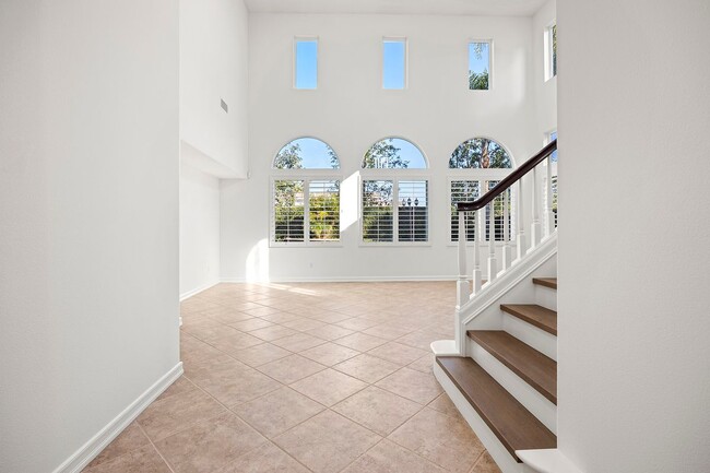 Photo - 2556 Pearblossom St