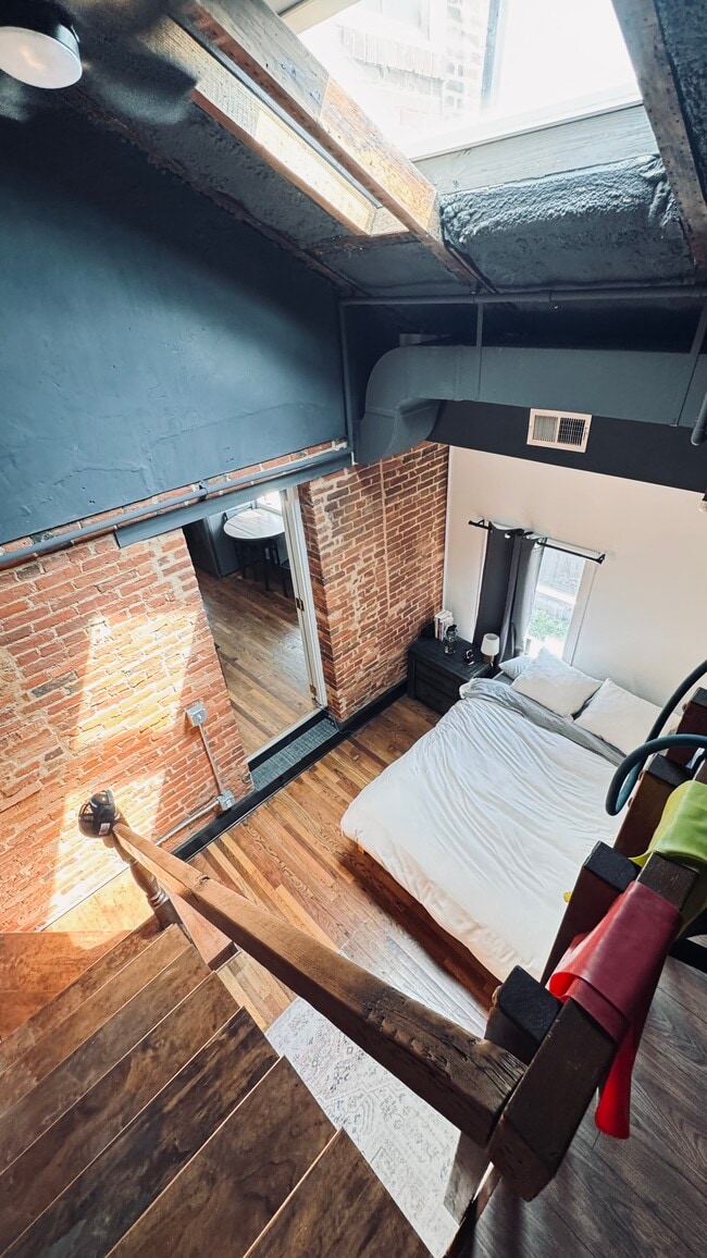 Building Photo - 1419 Bank St Unit #2 Loft Vaulted Ceiling