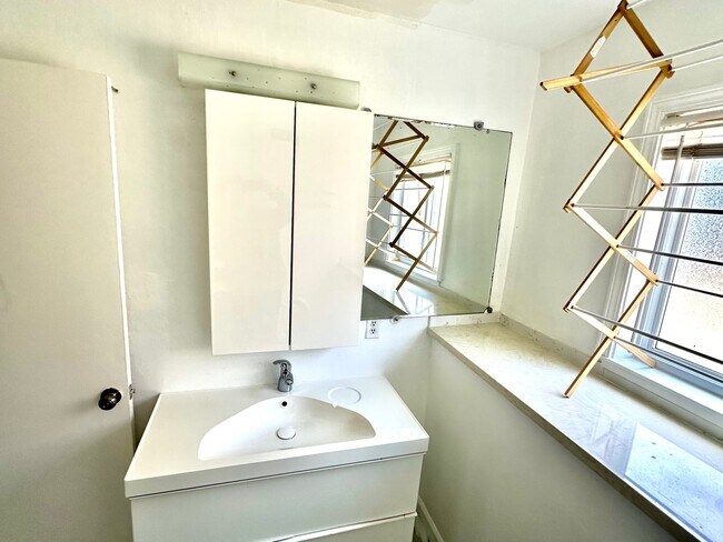 Photo - 733 Balra Dr