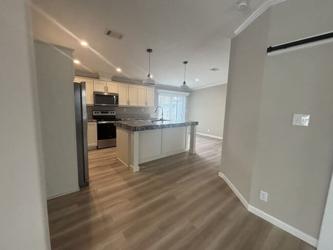 Photo - 934 Cayman Ave W