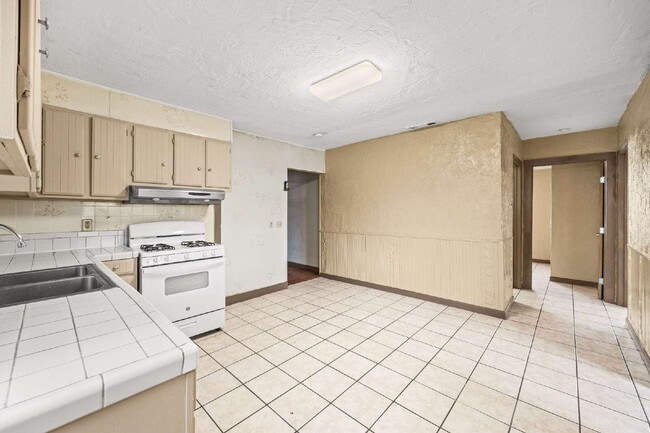 Photo - Convenient Living! 3 Bedroom Triplex with Driveway Parking Unit Apt #1