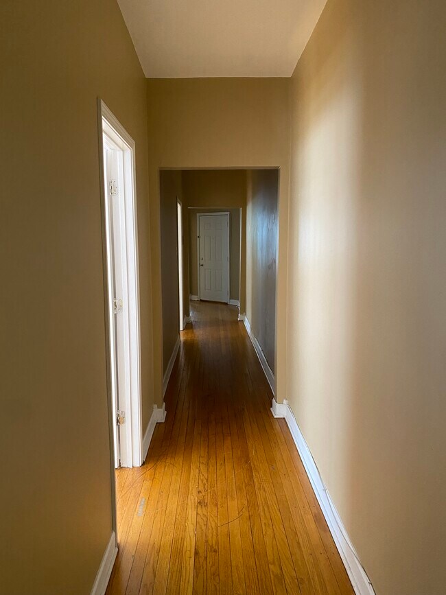 Hallway - 1064 W Granville Ave Unit 13