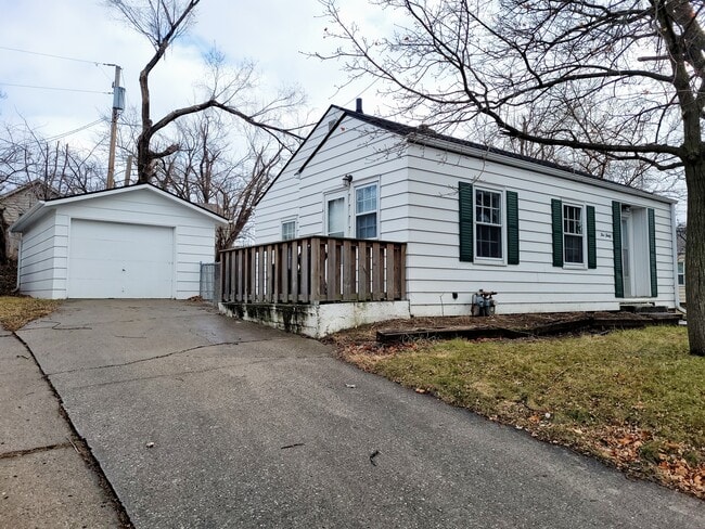 Photo - 530 W 10th St N