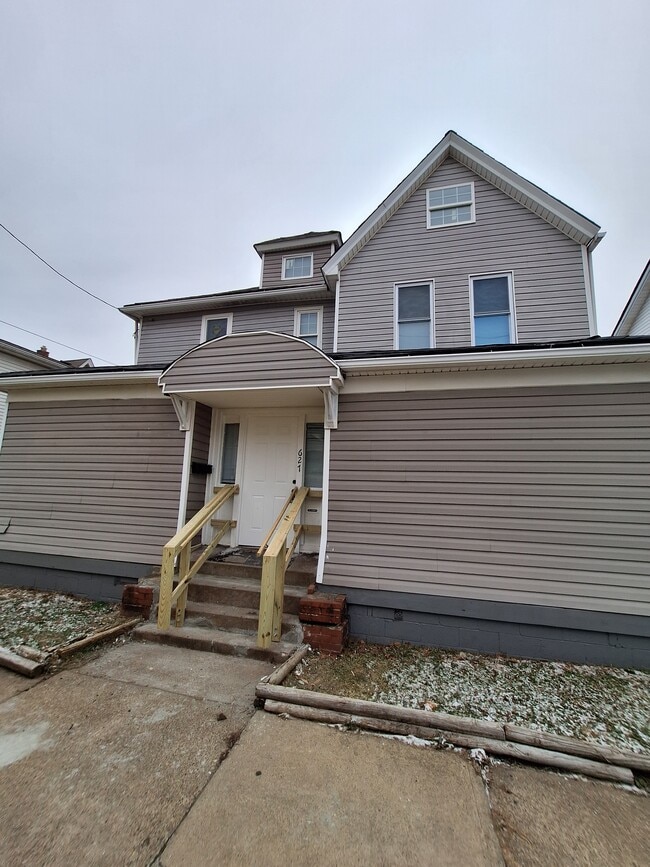 Photo - 627 E 2nd Ave