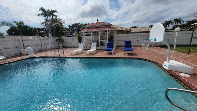 Building Photo - 1283 Larch Way