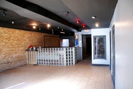 Building Photo 4 - 7032 W Belmont Ave