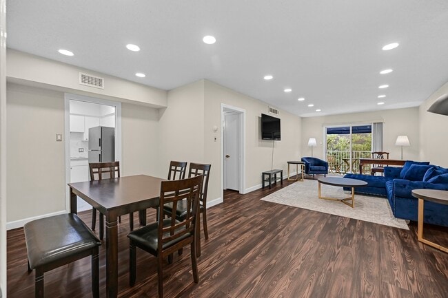 Building Photo - 2601 Bellefontaine Unit B318
