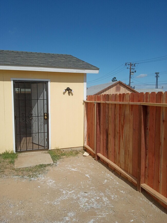Puerta mosquitera de entrada a la casa - 327 Adeline St Unidad 2