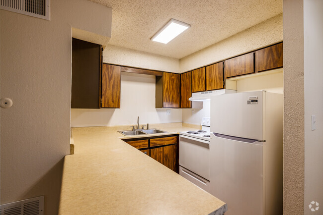 2BR, 2BA - 750SF - Kitchen - Cherry Plaza Apartments