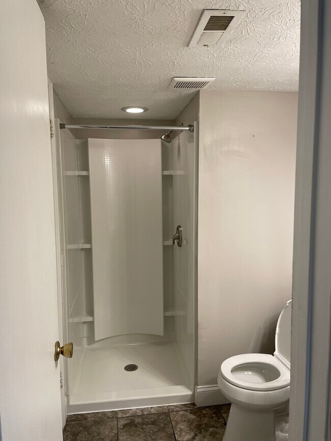 Baño completo en la planta baja - 5042 Magnolia Blossom Blvd Casa Adosada