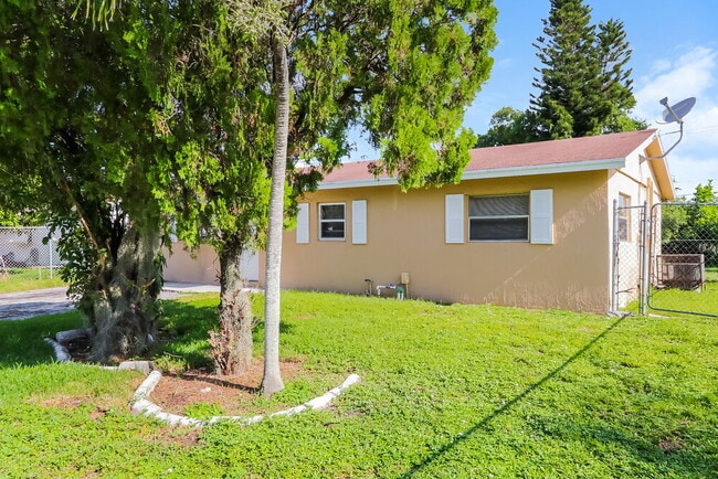 Photo - 207 SW 9th St