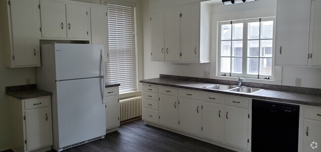Building Photo - 1054 Cornwall Rd Unit 1054 A first floor large Rental