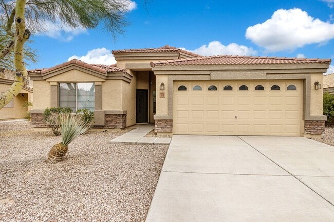 Building Photo - Open Concept living with tons of living space!