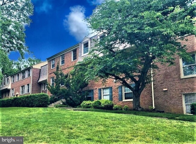 Building Photo - 5974 Westchester Park Dr Unit 202