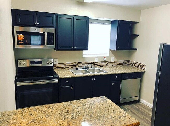 Building Photo - 3700 Pine Manor Ln Unit 2