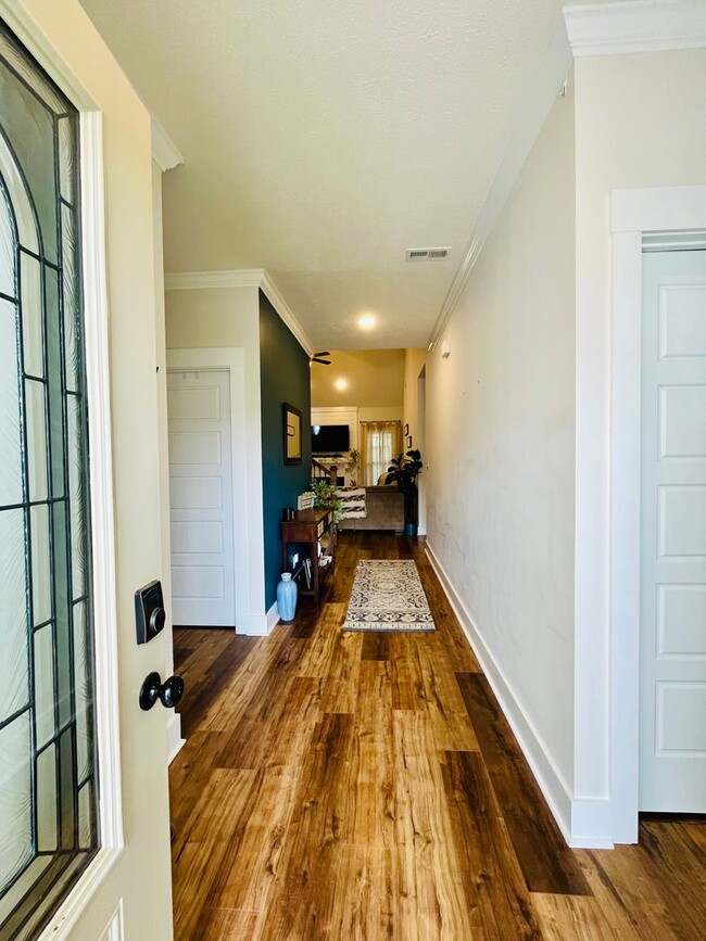 Photo - Georgous Large Open Floor Plan Home with Easy Commute to Nashville
