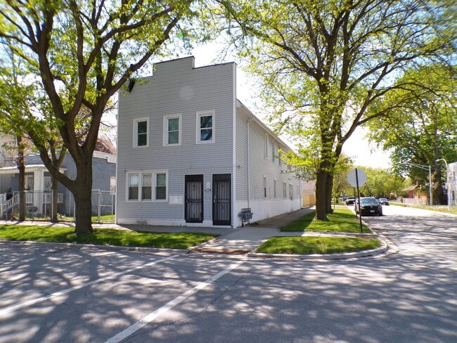 Building Photo - 10800 S Hoxie Ave Unit 2F